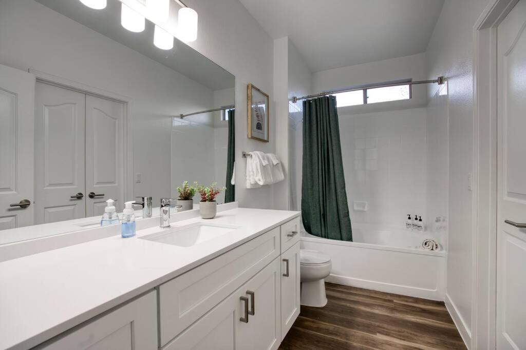 Modern 3-br In North Apartment Scottsdale