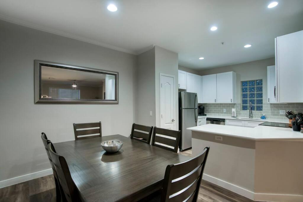 Modern 3-br In North Apartment *